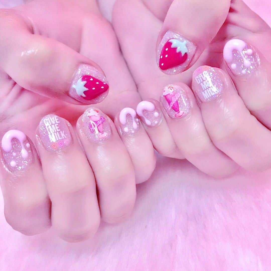 江崎びす子さんのインスタグラム写真 - (江崎びす子Instagram)「This is my successive nail collection.  When asking a nail artist, I make a blueprint and order it.💅」8月22日 10時29分 - bisukoezaki