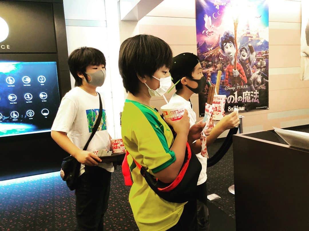 がっちゃんのインスタグラム：「都民は東京から出ちゃいけない感じだし、それぞれが塾の夏季講習で忙しい中なんとかスケジュールを合わせて一緒に映画を観に行けました😊✨  短かった2020年の夏休みも後少し😅  #今日から俺は #今日俺劇場版 #夏休み #小学生 #映画 #がっちゃん #がっちゃんねる」