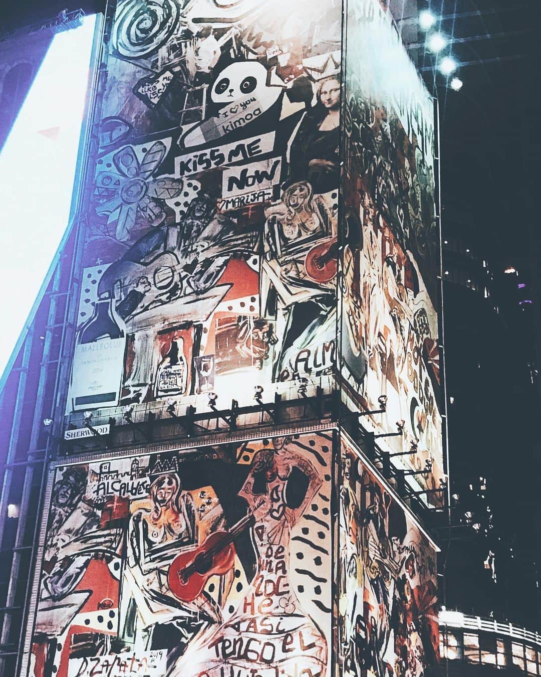 のインスタグラム：「kiss me now﻿ ———————————————————————﻿ ﻿ ﻿ ﻿ ﻿ ﻿ ﻿ #manhattan #nyc #timessquare #america #artwork #art #freedom #kissmenow #favorite #favoriteplace #expressionism #expression #freedomofexpression」