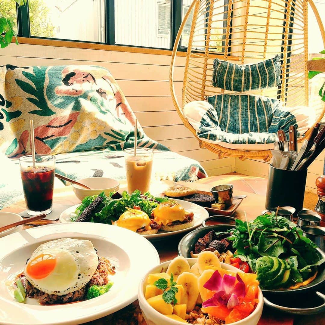 ミクのインスタグラム：「映えすぎ🌴 早くまたハワイ行きたい🌺  #代官山　#代官山カフェ 　#ハワイアンカフェ　#ロコモコ　#オムレツ　#エッグベネディクト　#アサイーボウル #cafe #hawaii #breakfast #eggbenedict #acai #ヘブンリー　#heavenlyislandlifestyle」