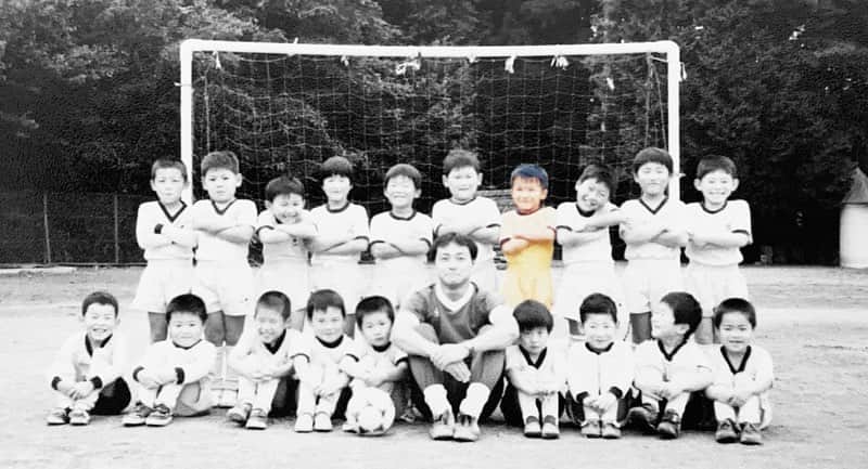 君島良夫のインスタグラム：「▽小学生の(写真の)自分に言いたいこと 1.ボールを蹴るのが好きなのは30年後も変わらない。少年期に周りに差をつけろ。 2.そのポーズは残念ながら流行らない。 3.みんながイルカを見ていても君はカメラを見ていていい。人と違うのはいいことだ。怒られても気にすんな。 4.そこは明らかに場違いだ。ピアノが続かなかったのは仕方ないけど、もう少し続けても良かった。ピアノ男子の時代が君に追いついていなかっただけだ。  To my childhood -Well done to start playing football. Different shapes  but nothing is changed after 30 years. -That might be not a cool move but keep going. Nothing is changed after 30 years. -All your mates enjoy watching dolphins, but you are always on camera. No worries, nothing is changed after 30 years. -You know you were in the wrong situation, but now 'boys can play piano' is very cool. You were just too early.」