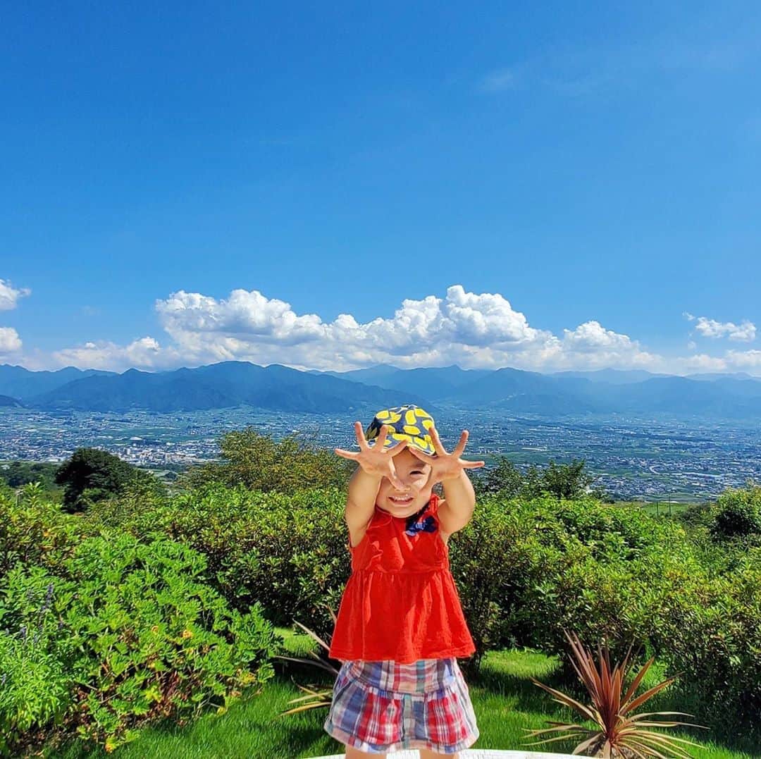 小林亜里紗さんのインスタグラム写真 - (小林亜里紗Instagram)「先週、またまた　#フルーツパーク富士屋ホテル へ。 めちゃんこ暑かったけど、子どもも騒ぐし、都内からの移動だしということで、テラス席。  #桃のパフェ #ブリュッセルワッフル #オープンサンド  行って帰るだけのおでかけだけど、　#夏休みの思い出　  #3歳4ヶ月　#7ヶ月 #2人育児」8月22日 10時51分 - teketekearinko
