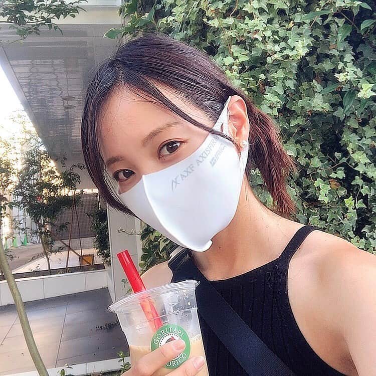 のインスタグラム：「格好良いマスクで格好つける〜😷✨﻿ ﻿ @apretro_zozo のマスクです☆﻿ ﻿ デザインだけでなく機能こそ優秀で吸汗速乾・接触冷感・UVカット・３Dフィット・繰り返し使用可能だそう✌️﻿ ﻿ ムレなくて少しでも涼しくてUVもカットもしてくれるマスク、探していたので教えてもらって良かった…✨✨﻿ ﻿ 私の色はサックスブルーです❕﻿ 少しでも涼しげにしたくて🤣🌿﻿ ﻿ #apretro#アプレトロ﻿ #マスク#洗えるマスク﻿ ﻿」