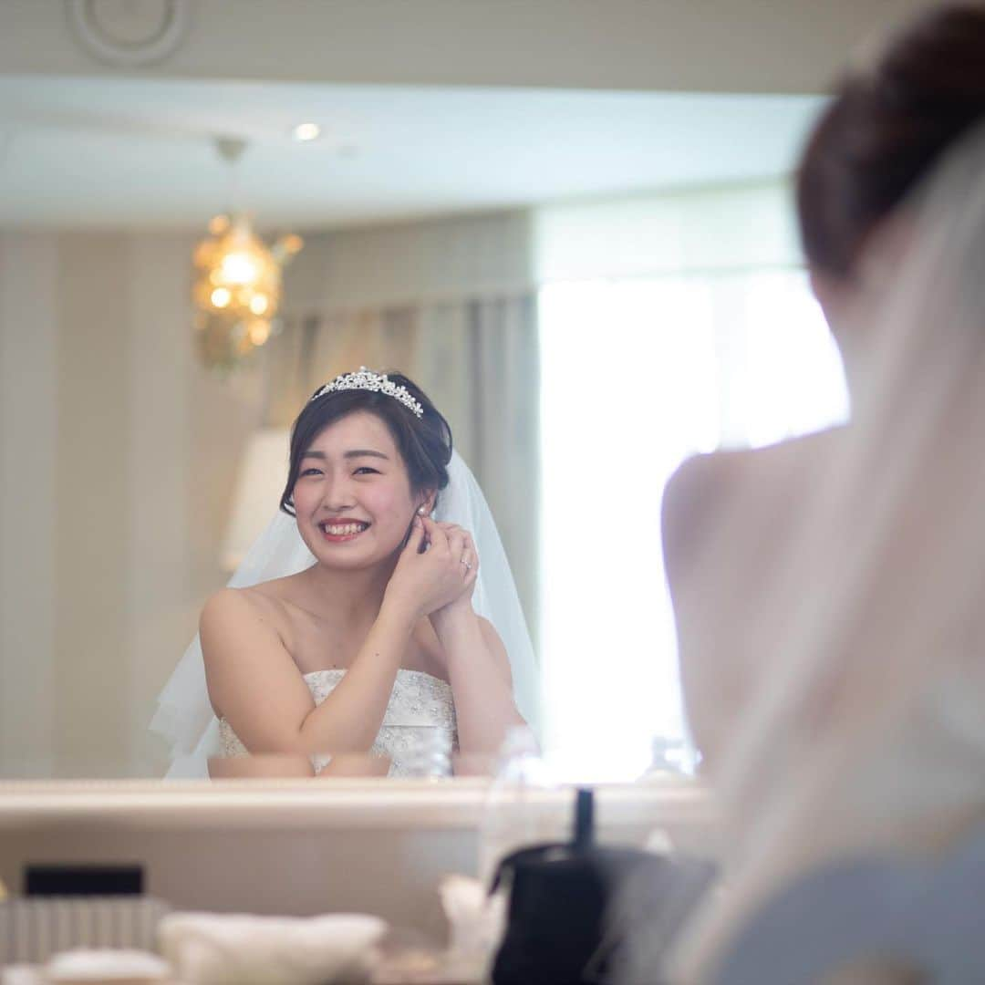 楽婚【公式】Instagramさんのインスタグラム写真 - (楽婚【公式】InstagramInstagram)「.﻿ ♡#Weddingphoto﻿ ﻿ お支度中のご新婦様をぱしゃり！﻿ 再入場時のスカートチェンジは﻿ ゲストにも大好評◎﻿ 1着で2度楽しめる２WAYドレスも楽しいですよね♡﻿ ﻿ ♥楽婚の先輩カップル：Shotaro ＆ Ayaka﻿ 会場：#神戸ポートピアホテル﻿ ﻿ @rakukon をフォローして﻿ 『#楽婚』をつけて、﻿ お写真の投稿大歓迎♡﻿ 公式IGでリグラムされるかも！？﻿ ﻿ Webでご予約はTOPのURLより♡﻿ ⇒@rakukon﻿ .﻿ #楽婚 #rakukon #ベストアニバーサリー﻿  #ベストブライダル﻿ #wedding #ウェディング﻿ #フォトウェディング﻿ #プレ花嫁 #卒花﻿ #日本中のプレ花嫁さんと繋がりたい﻿ #プラコレ #marryxoxo﻿ #ウエディングニュース﻿ #花嫁 #卒花嫁 #2020年夏婚﻿ 2020年秋婚 #2020年冬婚﻿ #2021年春婚 #2021年夏婚﻿ #式場探し#ナチュラルウェディング﻿ #結婚式準備 #結婚式場#weddingdress﻿ #ウェディングドレス﻿ #カラードレス﻿  #披露宴演出﻿﻿  #フォトウェディング﻿ #2WAYドレス」8月22日 11時01分 - rakukon