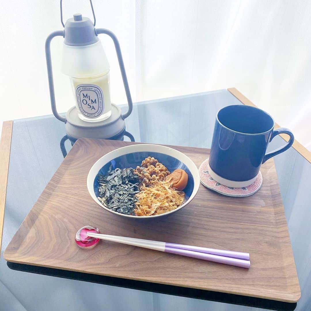 のインスタグラム：「#TABLEWAREEAST の食器セット🍽❤️☕️@tablewareeast ㅤㅤㅤㅤㅤㅤㅤㅤㅤ 毎日使いたい！ おしゃれな軽量食器のお得なセットなの✨✨ ㅤㅤㅤㅤㅤㅤㅤㅤㅤ この日は納豆蕎麦を食べたよ🍜 ㅤㅤㅤㅤㅤㅤㅤㅤㅤ ㅤㅤㅤㅤㅤㅤㅤㅤㅤ 💙軽量食器 6点セット TLPシリーズ💙 価格5,500円(消費税込:6,050円) color ホワイト/ブルー/ホワイト https://www.t-east.jp/fs/shokki/SET-344 ㅤㅤㅤㅤㅤㅤㅤㅤㅤ ㅤㅤㅤㅤㅤㅤㅤㅤㅤ #美濃焼 とマグカップの6点セットなの💡﻿ ✔️3種類のサイズが揃うお皿と鉢 ✔️パスタ・カレー皿 ✔️マグカップ ㅤㅤㅤㅤㅤㅤㅤㅤㅤ ㅤㅤㅤㅤㅤㅤㅤㅤㅤ 私は3カラーからブルーをチョイス🥰 縁の白いラインがオシャレでお気に入り🍽 ㅤㅤㅤㅤㅤㅤㅤㅤㅤ 従来の20〜30%軽量化されていて、 電子レンジや食洗機にも対応してるからありがたい😉✨ ㅤㅤㅤㅤㅤㅤㅤㅤㅤ  8/7〜8/31の期間で 【インスタ フォトコンテスト】開催中だよ😵❣️ 商品券や食器がもらえるみたいなので 詳しくは【@tablewareeast 】の投稿を見てみて ぜひ参加してみてね😘💋 ㅤㅤㅤㅤㅤㅤㅤㅤㅤ ✅インスタ限定全品20%offクーポン @tablewareeast のハイライトからクーポンへ飛べます🙆🏻‍♀️ 8/31まで限定クーポンみたいなので ぜひお得にゲットしてみて〜😆❗️ ㅤㅤㅤㅤㅤㅤㅤㅤㅤ ㅤㅤㅤㅤㅤㅤㅤㅤㅤ ㅤㅤㅤㅤㅤㅤㅤㅤㅤ ㅤㅤㅤㅤㅤㅤㅤㅤㅤ ㅤㅤㅤㅤㅤㅤㅤㅤㅤ  ㅤㅤㅤㅤㅤㅤㅤㅤㅤ ㅤㅤㅤㅤㅤㅤㅤㅤㅤ ㅤㅤㅤㅤㅤㅤㅤㅤㅤ ㅤㅤㅤㅤㅤㅤㅤㅤㅤ  ㅤㅤㅤㅤㅤㅤㅤㅤㅤ ㅤㅤㅤㅤㅤㅤㅤㅤㅤ ㅤㅤㅤㅤㅤㅤㅤㅤㅤ ㅤㅤㅤㅤㅤㅤㅤㅤㅤ  #テーブルコーディネート #テーブルセッティング #ティーイーストのお皿が可愛すぎる#食器 #お皿 #食器好き #キッチン #キッチン用品 #マグカップ #シンプルインテリア #シンプルな暮らし #パスタ皿 #カレー皿 #お盆でごはん #お盆 #おぼんdeごはん #おぼんでごはん #おぼん #おぼんごはん #箸置き #はしおき」
