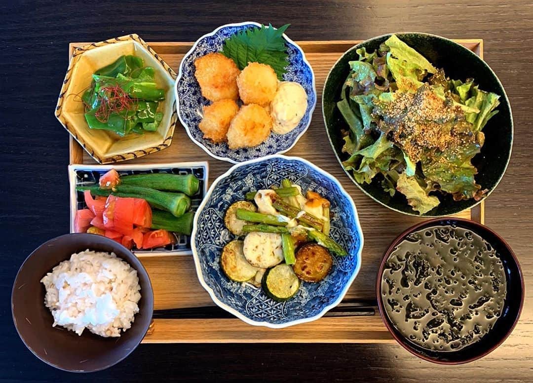 のインスタグラム：「ズッキーマウス誕生！  #朝ご飯 #祐ご飯 #おくら #おかゆ  #利ご飯  #完食 #ズッキーニ #ズッキーマウス #チーズノーズ #朝食ビフォーアフター #ごちそうさまでした」
