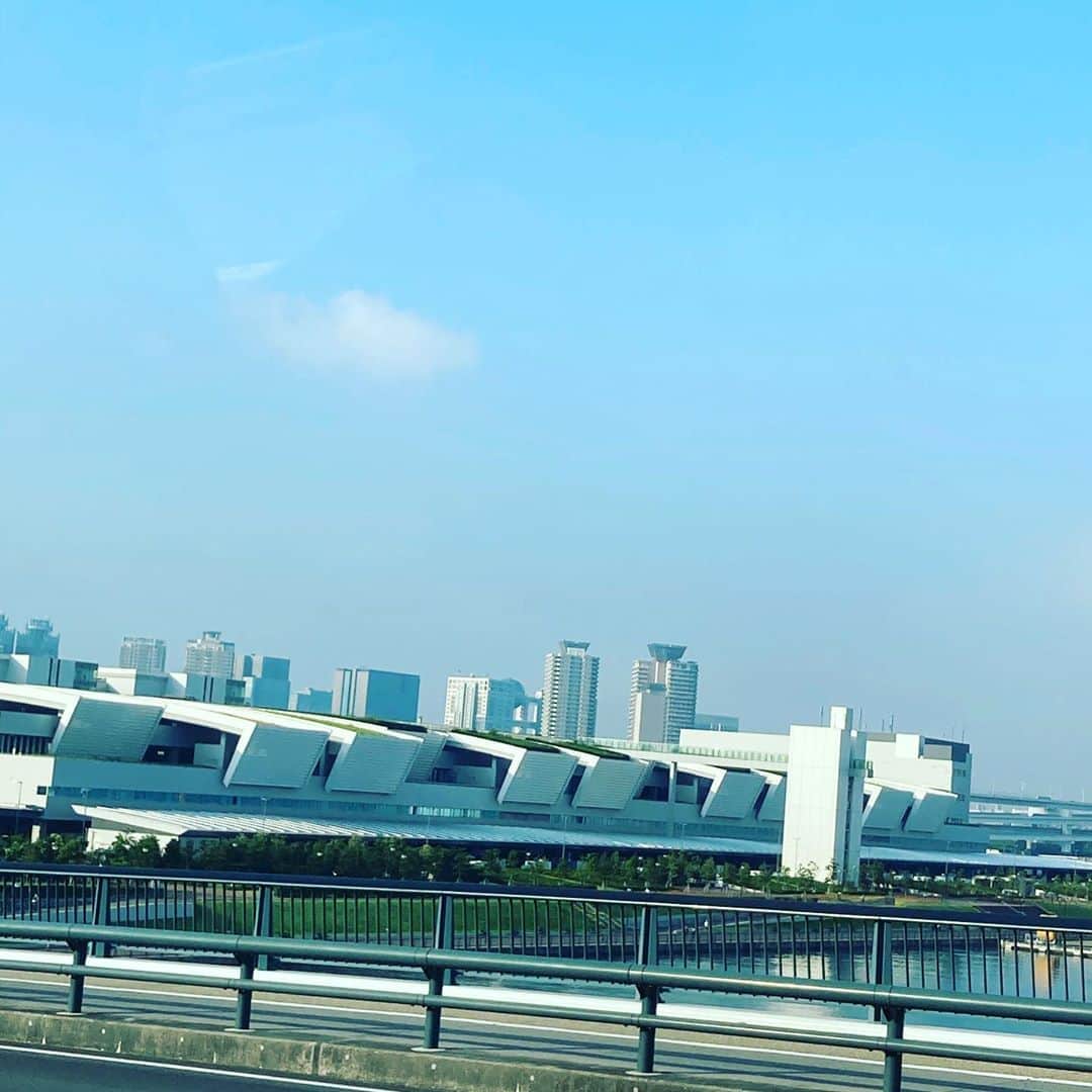 のインスタグラム：「8月22日 今日も暑い！ 今日の鯵は鳥取産〜 ややコロッとしていて良い感じ 鰯は大阪湾と北海道の2種買ってみました。 北海道は素性も小さくまだ早い感じ…それに比べると大阪湾は少し黄金かかっててカッチョ良い！ 鰯の写真の上が大阪湾、真ん中と下の2匹が北海道です。大きさは変わらないですが圧倒感が今日は違いました 刺身やなめろうやフライで是非食べてみてください！  毎日オープン告知もしていますがまだまだお席に余裕あります9/4オープン神田錦町のお問い合わせもジャンジャン受け付けてます  魚金ではこの夏店舗によってですが日頃の感謝を込めて15時〜17時の間乾杯ドリンクプレゼント致します 本日は魚金総本店、池袋魚金、イタリアンバル池袋、高田馬場魚金、神保町弐、ムスブ田町店で開催していますので是非昼過ぎからのお食事などのご予定は魚金で  スタッフ一同元気に活気よく営業致しております  仕入部　片之坂 #錦町#新橋#玉子#居酒屋#銀座#京橋#さんま#海鮮丼#刺身#吉祥寺#オイスター#池袋#ビール#ハッピー#刺身盛り合わせ#パエリア#渋谷#魚好きと繋がりたい #レモンサワー#始めました#神楽坂#横浜グルメ#飲酒タグラム#野菜たっぷり#日本酒好きな人と繋がりたい #クラフト#乾杯#ステーキ#yummy」