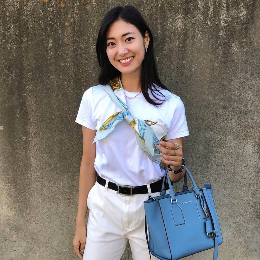 のインスタグラム：「🦢 . All white. . シンプルなコーディネートの時は、 赤リップやスカーフでアクセントを付けて楽しんでます😚💋 . さっ、これから収録へ！ . みなさん素敵な週末を…☀ . . #fashion #allwhite #scarf #simple #code #ootd」