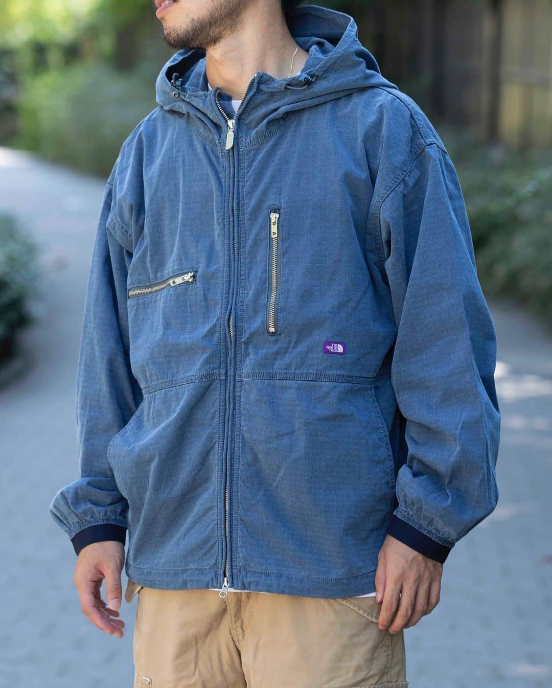 アトモスさんのインスタグラム写真 - (アトモスInstagram)「. NOW ON SALE THE NORTH FACE PURPLE LABEL INDIGO MOUNTAIN FIELD PARKA THE NORTH FACE PURPLE LABEL INDIGO MOUNTAIN FIELD PANTS THE NORTH FACEの名品Denali Jacketをベースにインディゴリップストップ生地を使用したウインドパーカーとベイカーパンツのディテールを落とし込んだフィールドパンツが登場。経糸にインディゴ染めしたオーガニックコットン、緯糸にナイロンを使用。太い番手の巻き環縫いで縫製し、裏側をチェーンステッチで縫製することでパッカリングと陰影のあるアタリが出て、ヴィンテージウエアのような印象に仕上げました。インディゴの色を落とすフェード加工は地球環境に負荷の少ないオゾン加工で行っています。 . Based on the famous Denali Jacket of THE NORTH FACE, the details of the wind parka and baker pants using indigo ripstop fabric are dropped, and field pants using indigo ripstop fabric are now available. Indigo dyed organic cotton is used for the warp, and nylon is used for the weft. Sewn with thick count wound chain stitch, and sewn on the back side with chain stitch, puckering and atari with shadow came out, making it look like vintage wear. The fade process that removes the color of the indigo is done by ozone process, which has less impact on the global environment. . #thenorthface #tnf #purplelabel #atmos #ザノースフェイス #アトモス」8月22日 11時19分 - atmos_japan