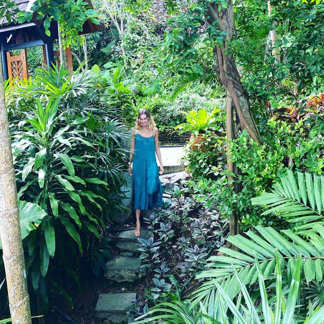 のインスタグラム：「Found myself in paradise 🦎🦋🌿💧💚」
