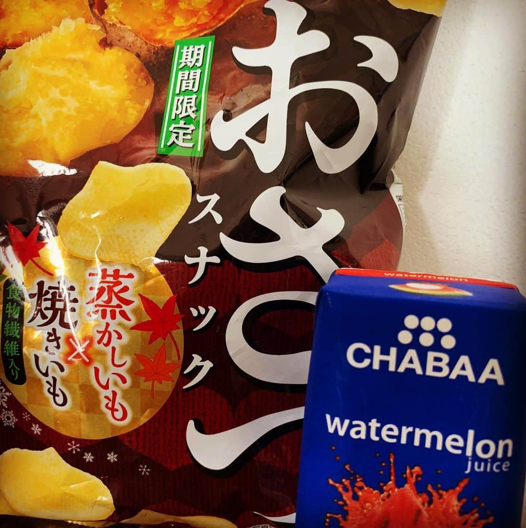 酒井雄二のインスタグラム：「#カルビー #おさつスナック の季節ですね #おやつパトロール #おやつパクパクグラム #パクられたらパクり返す #倍菓子だ #夏のジュース #秋のスナック #炭水化物はともだち #2枚目の写真まで」