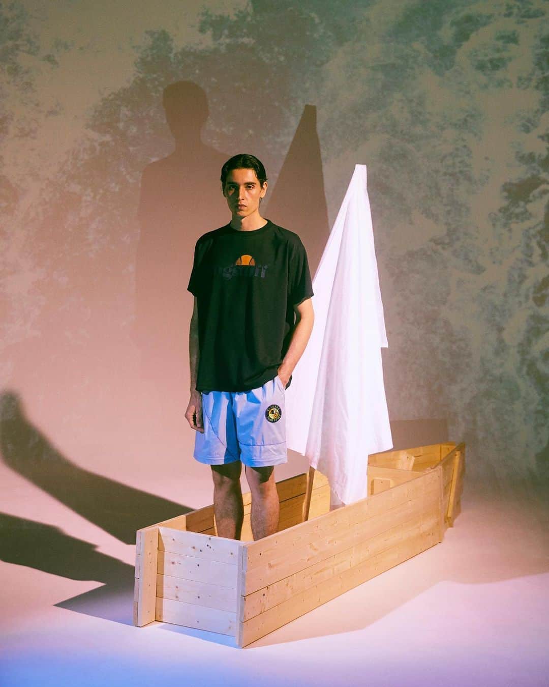 のインスタグラム：「ⓃⒺⓌⓈ｜ellesse × F-LAGSTUF-F  ... 「F-LAGSTUF-F」とタッグを組み、エレッセのアーカイブグラフィックからインスピレーションを得て生まれたコラボレーションコレクション。直営店「ellesse TOKYO」と ellesse公式オンラインストアにて発売中。 … @ellessejapan × @f_lagstuf_f  #flagstuff #ellessexflagstuff #ellesse #フラグスタフ #エレッセ」