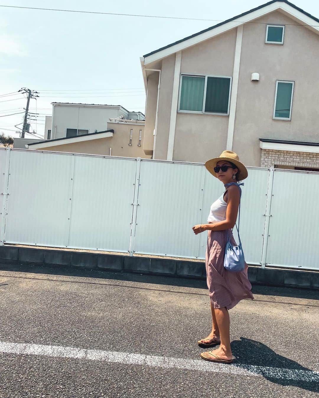 堀舞紀さんのインスタグラム写真 - (堀舞紀Instagram)「🥡🥢 . . . . 毎年同じカッコばっかしてる😂 . . . . おばーちゃんみたいな 古着のスカートはシルクで 半端丈でお気に入り♡ . (ウエストぢゃっかんキツめだけど) 何年も愛用中w . そして。 毎日使いまくっている レザーアーティストさん @ayakawasaki  さんの巾着… . . まさかのlavenderカラーが どんな服装、 どんなカラーコーデにも マッチして ビックリ仰天してます‼️ . 意外💜 そして、 コロコロしていて 沢山入るし レザーが柔らかくて軽くて お気に入りすぎて 毎日持ってる (って見てくれてる人は思ってるよね😂) . . . という、　 私のどーでもいい カッコを説明する、謎。 . . . #おばあちゃんみたいなカッコ好き #母親服装」8月22日 11時32分 - mainohori