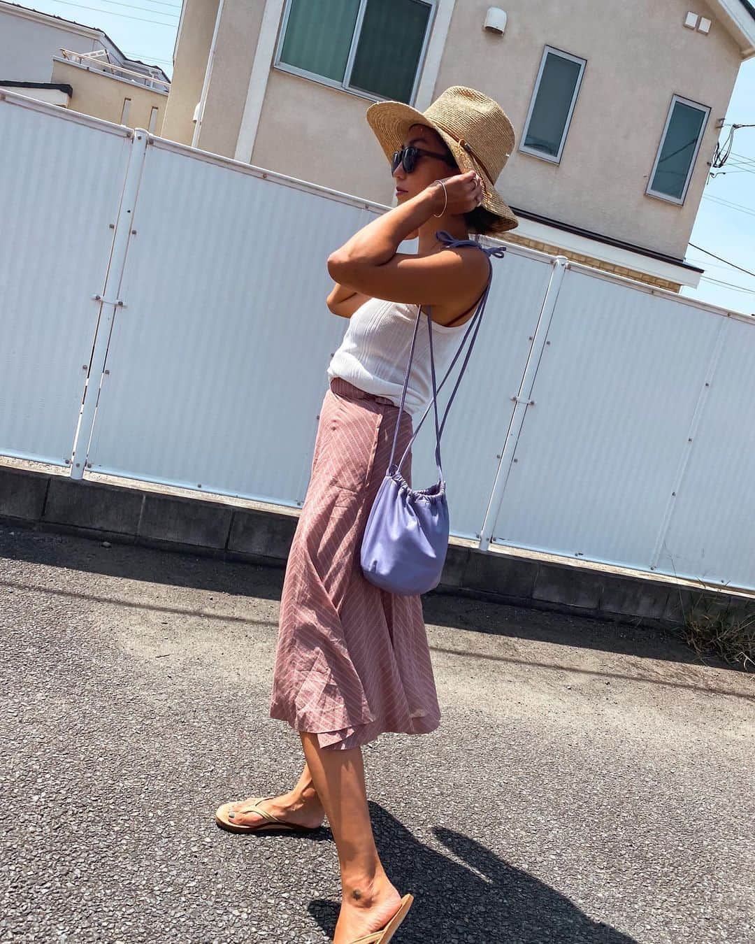 堀舞紀さんのインスタグラム写真 - (堀舞紀Instagram)「🥡🥢 . . . . 毎年同じカッコばっかしてる😂 . . . . おばーちゃんみたいな 古着のスカートはシルクで 半端丈でお気に入り♡ . (ウエストぢゃっかんキツめだけど) 何年も愛用中w . そして。 毎日使いまくっている レザーアーティストさん @ayakawasaki  さんの巾着… . . まさかのlavenderカラーが どんな服装、 どんなカラーコーデにも マッチして ビックリ仰天してます‼️ . 意外💜 そして、 コロコロしていて 沢山入るし レザーが柔らかくて軽くて お気に入りすぎて 毎日持ってる (って見てくれてる人は思ってるよね😂) . . . という、　 私のどーでもいい カッコを説明する、謎。 . . . #おばあちゃんみたいなカッコ好き #母親服装」8月22日 11時32分 - mainohori