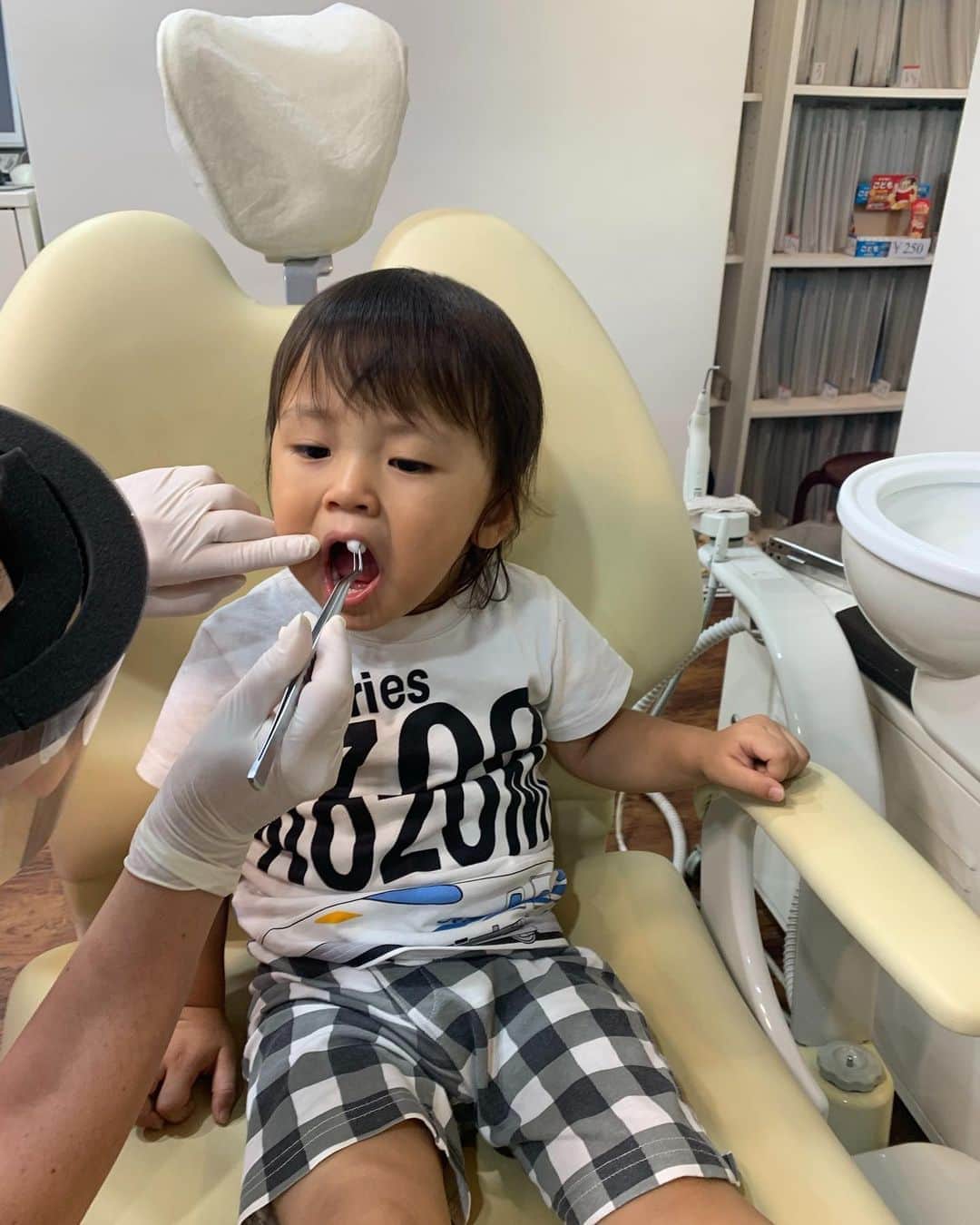 水内猛さんのインスタグラム写真 - (水内猛Instagram)「坊ちゃん初めての歯医者さん😊 #長男 #坊ちゃん #2歳7ヶ月 #初めての #歯医者 #フッ素 #良く出来ました」8月22日 11時36分 - takeshimizuuchi