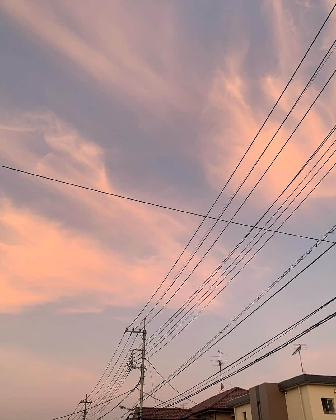 黒川彩奈さんのインスタグラム写真 - (黒川彩奈Instagram)「・ ・ ピンクの空が好きみたい。 綺麗だとついつい写真撮っちゃう🤍 毎日暑いけど夕陽に癒されるな〜」8月22日 11時37分 - ayn.o_99