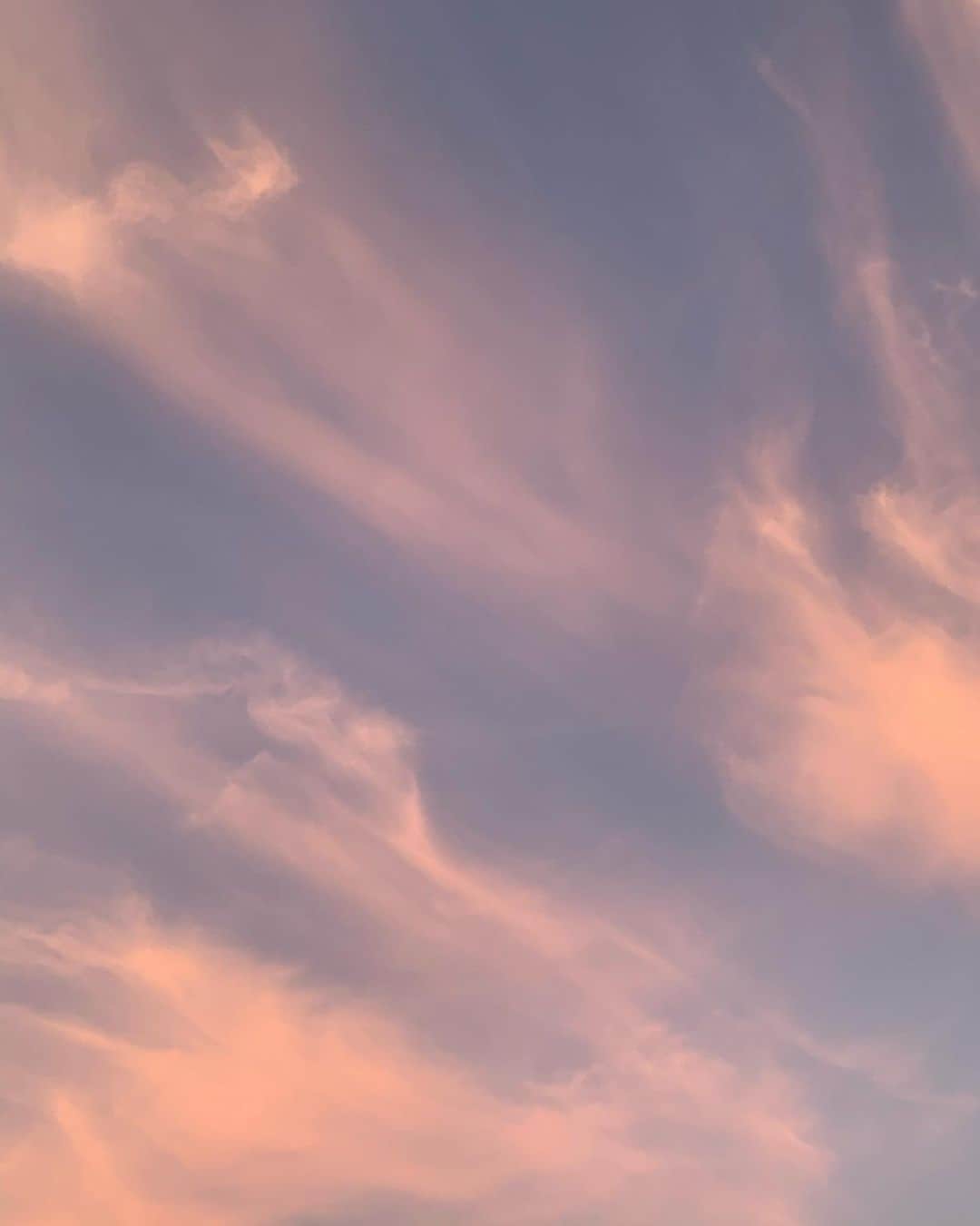 黒川彩奈さんのインスタグラム写真 - (黒川彩奈Instagram)「・ ・ ピンクの空が好きみたい。 綺麗だとついつい写真撮っちゃう🤍 毎日暑いけど夕陽に癒されるな〜」8月22日 11時37分 - ayn.o_99
