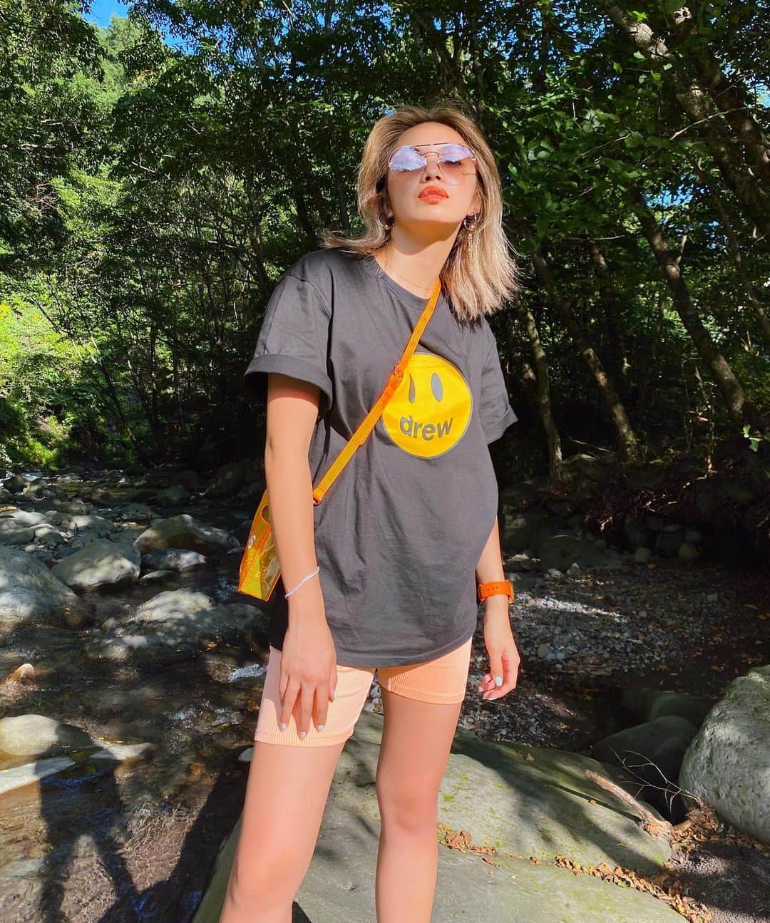 のインスタグラム：「気分はヘイリービーバー✌︎❤︎ . . こないだ　@drewhouse のTシャツ紹介したけど、、 ハマってこればかり着て カジュアルファッション楽しんでます💕 白Tもすきだけど黒Tも買っちゃった🥰 . . ではみなさん素敵な週末を😘✨ . . #monika #monikalifestyle  #drewhouse #drewtshirts  #ootd #fashiongram #love #happy #japanfashion  . #モニカ　#モニカライフスタイル  #ドリューハウス #Tシャツファッション　#カジュアルファッション」