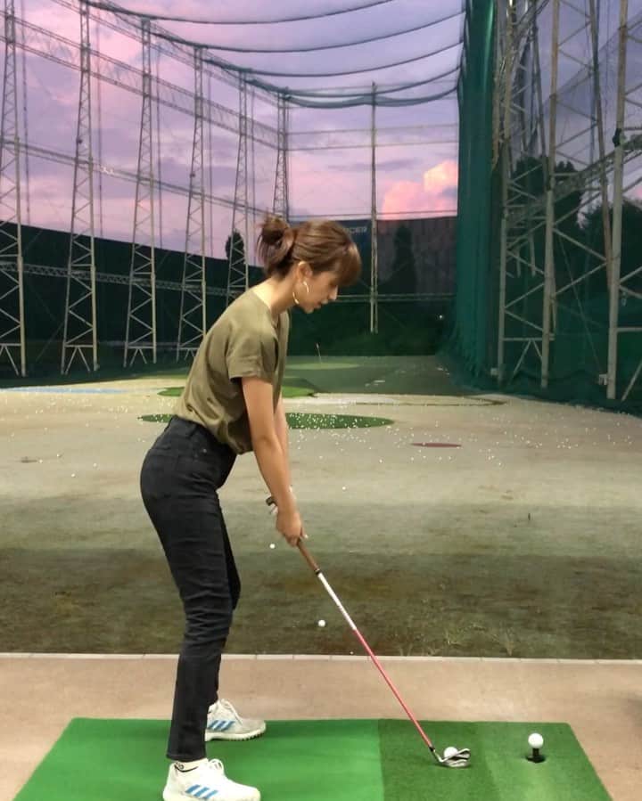 のインスタグラム：「⛳️ ゴルフの撮影前は練習練習練習〜！笑 もっとコンスタントに練習しないとな〜！ 暑いので日が落ちる頃に練習行くことが多いけど、この日はすごく夕焼け空が綺麗でした✨✨ * 7アイアン: @callawaygolf_japan #マーベリック * #yurigolf🦋 #golf#golfswing#ゴルフスイング#ゴルフ女子#ゴルフ#スイング碑文谷」