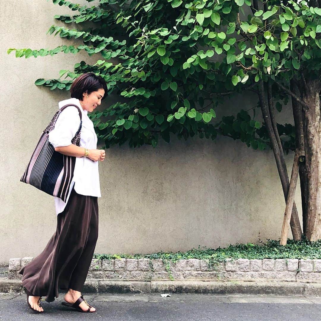 望月律子さんのインスタグラム写真 - (望月律子Instagram)「WORK-mi-mollet 色のお話。 ベーシックカラー同士の合わせで新鮮に。 お洋服のデザインだけでなく、色合わせで楽しむおしゃれ。 是非見て下さい。 #mimollet  #色について #洋服のブランドはミモレでみてね」8月22日 11時47分 - ritsukomochizuki