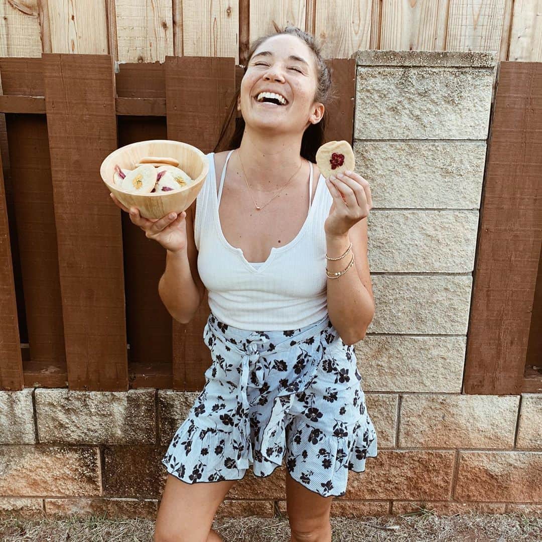 アリッサ ウーテンのインスタグラム：「I made some flower sugar cookies using local ingredients like Shaka Moa Eggs from @foodlandhi! 🌸 Check out my stories for before and after! #ad #HDOAeatlocal #eatlocaltoday」