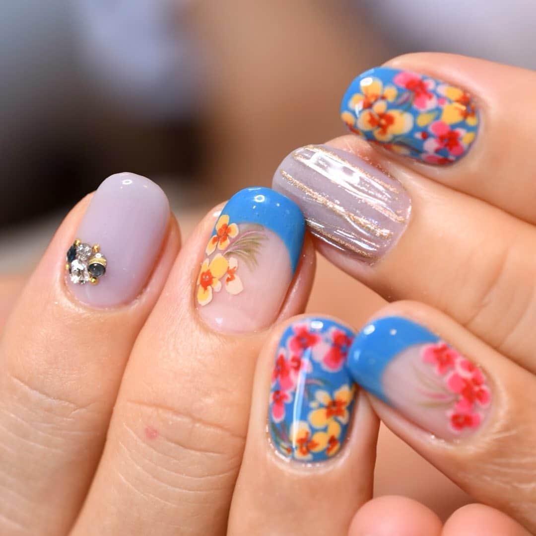 Yuka Maeda ::manicurelistのインスタグラム：「. . Salon data▼ ＝＝＝＝＝＝＝＝＝＝＝＝＝＝＝＝＝＝＝＝ . CADENAS -nail eyelash salon- ●Nail artist  @yuka.maeda  @yuki_cadenas ●eyelash　@cadenaseyelash  ゲストに愛と感動を…♡ . 【 LINE ＠cadenas 】 ご予約/お問い合わせはLINEよりお気軽に🤲 ▶︎▶︎#cadenasnail デザインアップしてます♡  price…★⭐︎Instagram特別キャンペーン中⭐︎★ . 「インスタ見たよ👀」と LINEからご予約で特別プライス7500円！！ . ※ご新規様限定 ※キャラクターや特殊なエレメント等のみ 別途料金いただく場合ございます🙇🏻‍♀️ . . price…初回8000円（オフ込み） access…大阪市北区堂山町16-1  中崎町駅  徒歩5分 /  梅田駅  徒歩6分 . tel… 06-4792-8617 ＝＝＝＝＝＝＝＝＝＝＝＝＝＝＝＝＝＝＝＝ . . .  #中崎町ネイルサロン #梅田ネイルサロン #大阪ネイルサロン #関西ネイルサロン #インスタネイル #instanails #instanail #トレンドネイル #ネイルサンプル #フラワーネイルデザイン  #ネイルブック #ブルーネイル #ネイルチェンジ #今月のネイル #にゅーねいる #夏ネイル #ミラーネイル  #ネイル大好き #シンプルネイル #ネイル部 #女子力向上委員会 #女子力 #女子力ネイル #アートネイル #手書きネイル #ニューネイル  #ナノソル #ナノソルcc  #ナノソル販売店大阪」