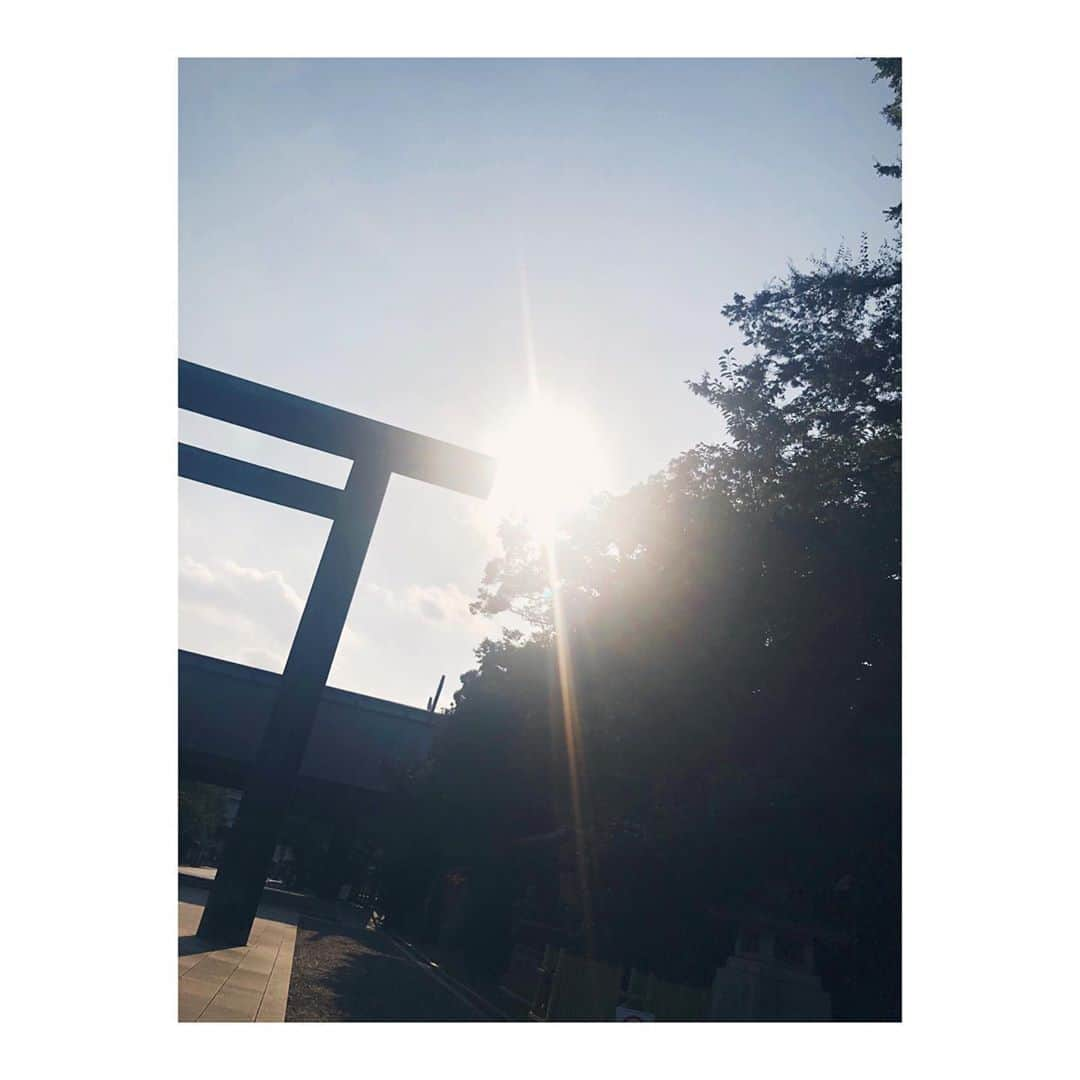 四宮吏桜さんのインスタグラム写真 - (四宮吏桜Instagram)「☀️☀️🕊  綺麗なままで。 素直なままで。  それを伝えるのは 私の仕事。  #一日一投稿 #靖国神社  #太陽 #自然」8月22日 12時01分 - rio_s_0221