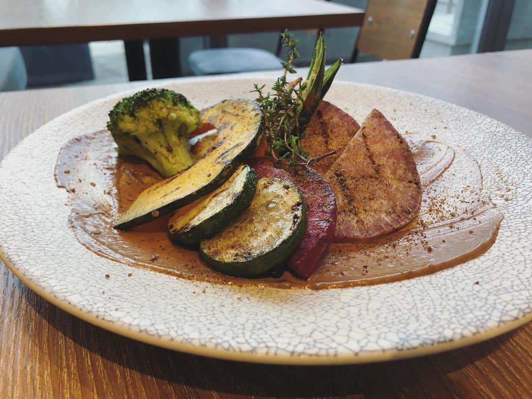 のインスタグラム：「グリル野菜もお肉も大好き。 束の間のランチ☺︎☺︎  #グリル野菜 #野菜たっぷり #野菜 #野菜料理 #野菜好き #野菜好きな人と繋がりたい #野菜を食べよう #お肉 #お肉大好き #ステーキ #ステーキランチ #お肉料理」