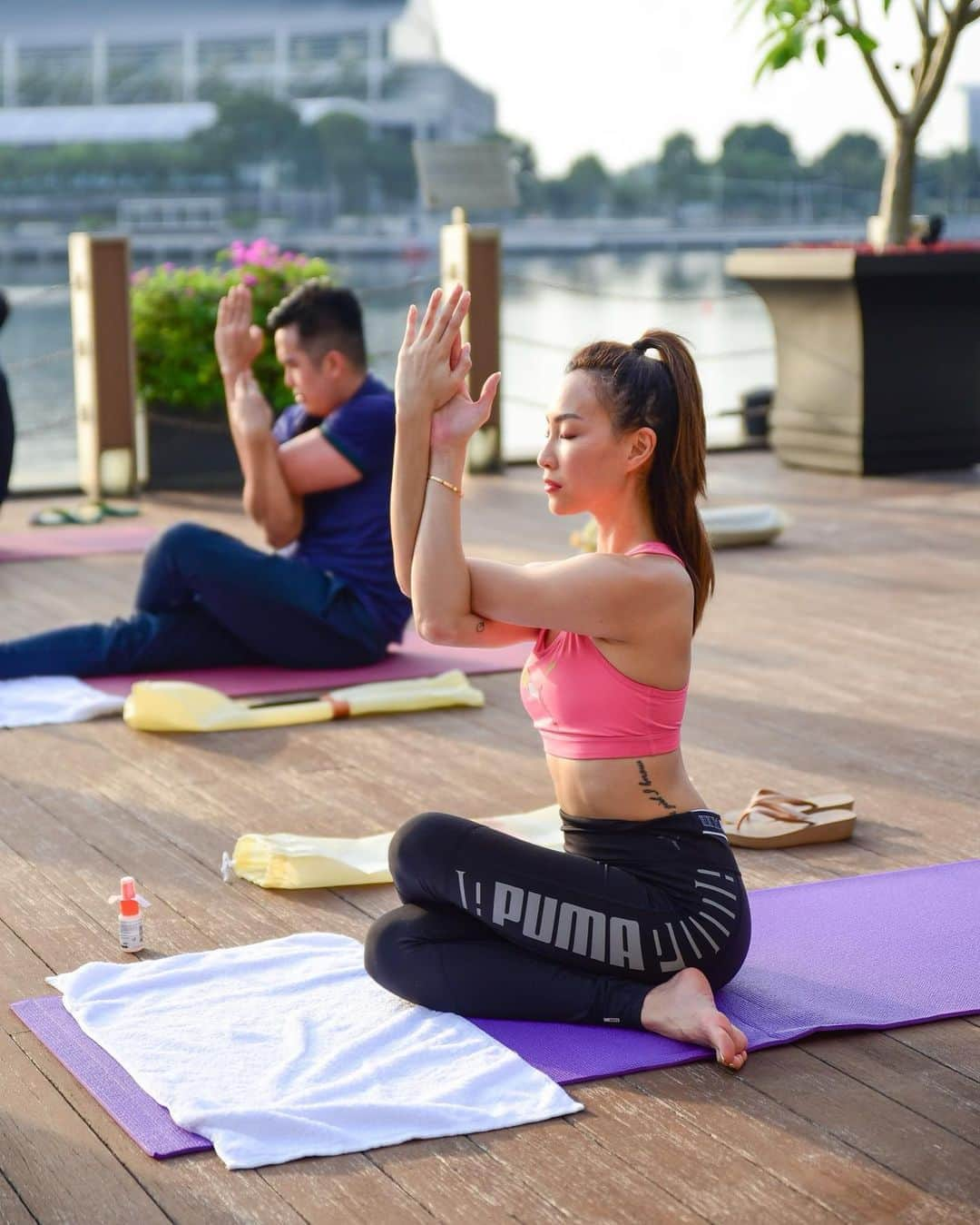 ソニアさんのインスタグラム写真 - (ソニアInstagram)「Testing our flexibility with yoga at sunrise!! Honestly surprised we managed to jump out of bed and were the first ones to show up - miracles do happen 🤪 Sleepy eyes in the first photo aside, I felt like a million bucks after the session (thank you @roxannegan_!) . Swipe to see how the guys did (sorry @mikerrlee CC: @melchengg 🤣) and take a guess what @jermsng was actually doing during yoga...  Decked out in #PUMAsg 💯 Photos by @joelcaptures! #TheFullertonExperience」8月22日 11時55分 - soniachew