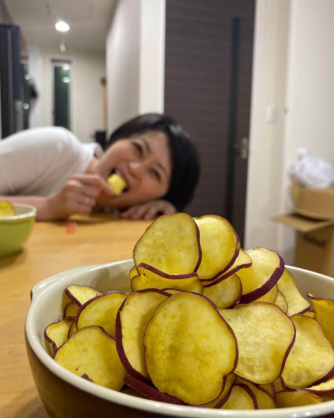 みやざきやすこさんのインスタグラム写真 - (みやざきやすこInstagram)「彼氏のすごいこだわり「さつまいもチップス」  色が黄金色になって、美味い！！  #さつまいもレシピ #さつまいもチップス #さつまいも #年下彼氏 #黄金色 #夜食」8月22日 11時59分 - yasuko.miyazaki333