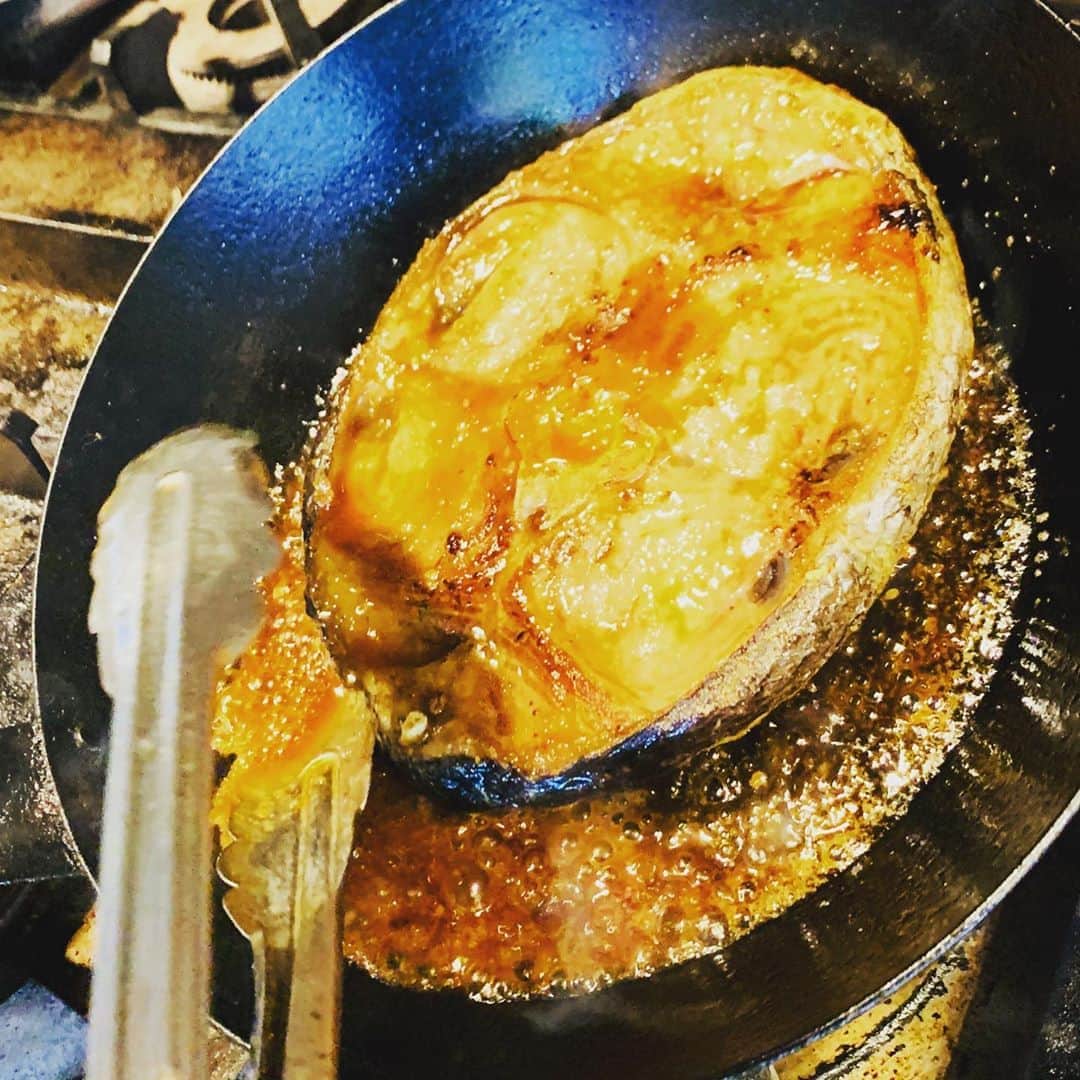 のインスタグラム：「横浜 マグロバンクウオキン限定！！ 鮪のテール照り焼き🤤🤤  うまいしかない‼️‼️ 今ならランチタイムでも召し上がれます！ 休日のランチにいかがですか😌？  本日もお待ちしております。 #uokinstagram#uokin#dinner#lunch#魚金#東京グルメ#まぐろ#希少部位#横浜グルメ#美味しいもの#魚好きな人と繋がりたい#マグロバンクウオキン#横浜#レモンサワー#yummy#市場直送#刺身#sashimilovers#高タンパク#ビール好き」