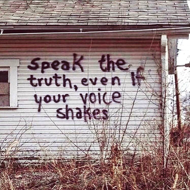 ミーナ・スヴァーリのインスタグラム：「#OnTheDaily 👍🏼 #QuotesILove #LiveTruth #SpeakTruth #BeTheChange ✨」