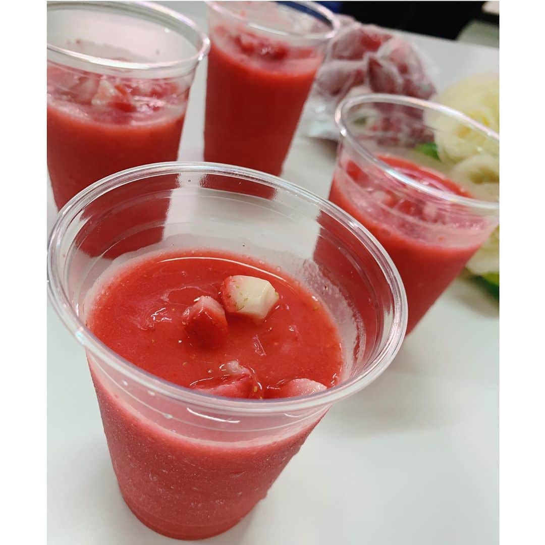 のインスタグラム：「>>>🍓...... ・ ・ 番組でご紹介しました 美ら島べりー🍓 (ちゅらしまべりー) ※au沖縄セルラーが栽培しているイチゴです。 ・  甘さ、香りと非常に良いイチゴ😋 その美ら島ベリーと少しのお水で作ったスムージーをいただきました🍓  瞬間冷凍で、生のまんまがギュっ‼︎ 水耕栽培なので、年中お取り寄せ可能というのもさすがです🤩  気になった方は、沖縄CLIPマルシェから、一度お試しください✨  次は、炭酸水に苺を入れて暑い日にシュワッといってみます☀️👙  #okinawa #au #CLIPマルシェ #一粒が大きい  #strawberry  #pr @okinawa_au  @okinawaclipmarche」
