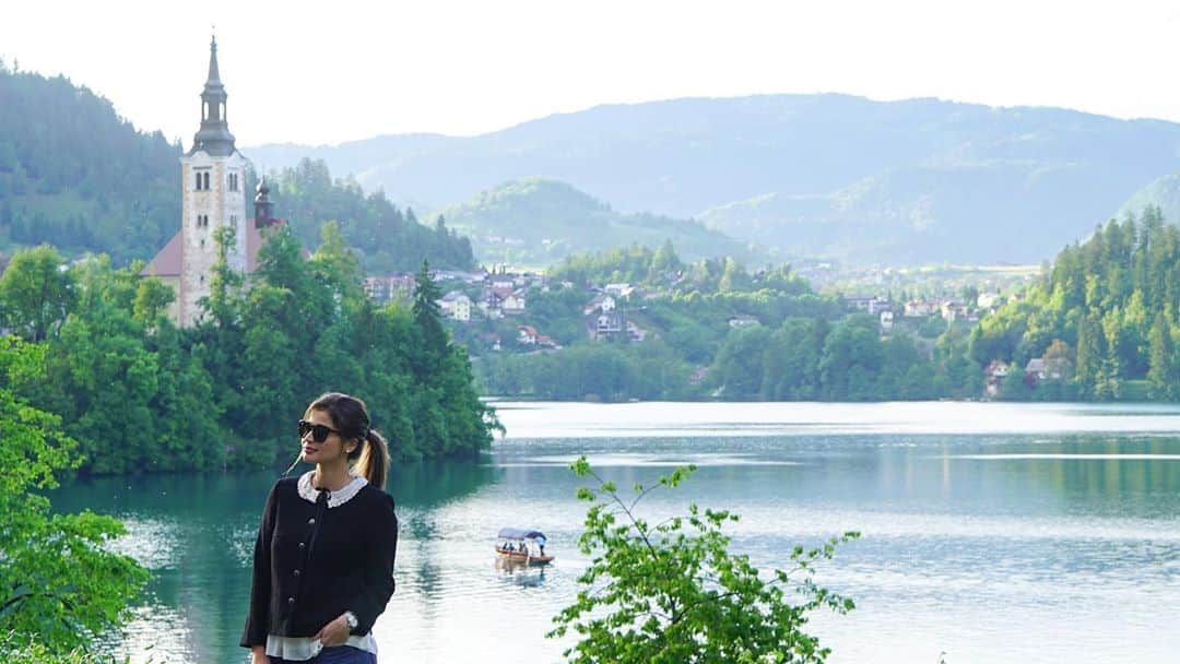 アン・カーティスのインスタグラム：「Maybe again, one day ✨  #2016 #LakeBled #Slovenia」