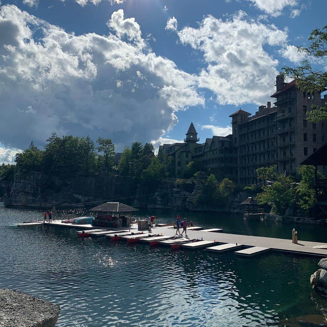大塚良子さんのインスタグラム写真 - (大塚良子Instagram)「NYから車で約2時間 湖畔に佇む古城のホテル @mohonkmountainhouse へ  もう本当に良い所でもっと長く滞在したかった。 大自然に囲まれた施設は 湖に面していてプールに広いガーデン、 BBQや乗馬にゴルフなんかも楽しめる素晴らしいとこでした。娘は初めての湖とプールに終始大喜び」8月22日 12時23分 - ryokokonami