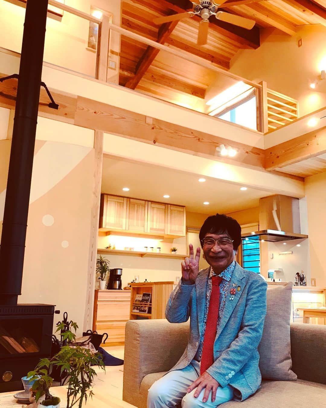 尾木直樹さんのインスタグラム写真 - (尾木直樹Instagram)「ロケでお邪魔した木造ひらやのお家🏠天然無垢材の木の香りに癒され、極力壁を作らないという広々マジックに感心しました！ - #木造平屋 #木の香り #木造住宅 は#子育てに優しい #尾木ママ も#住んでみたい #安全安心 #天然無垢 #玄関には #憧れの #薪ストーブ #天井高い #大空間 #夢ハウス さん#お世話になりました」8月22日 12時25分 - oginaoki_ogimama