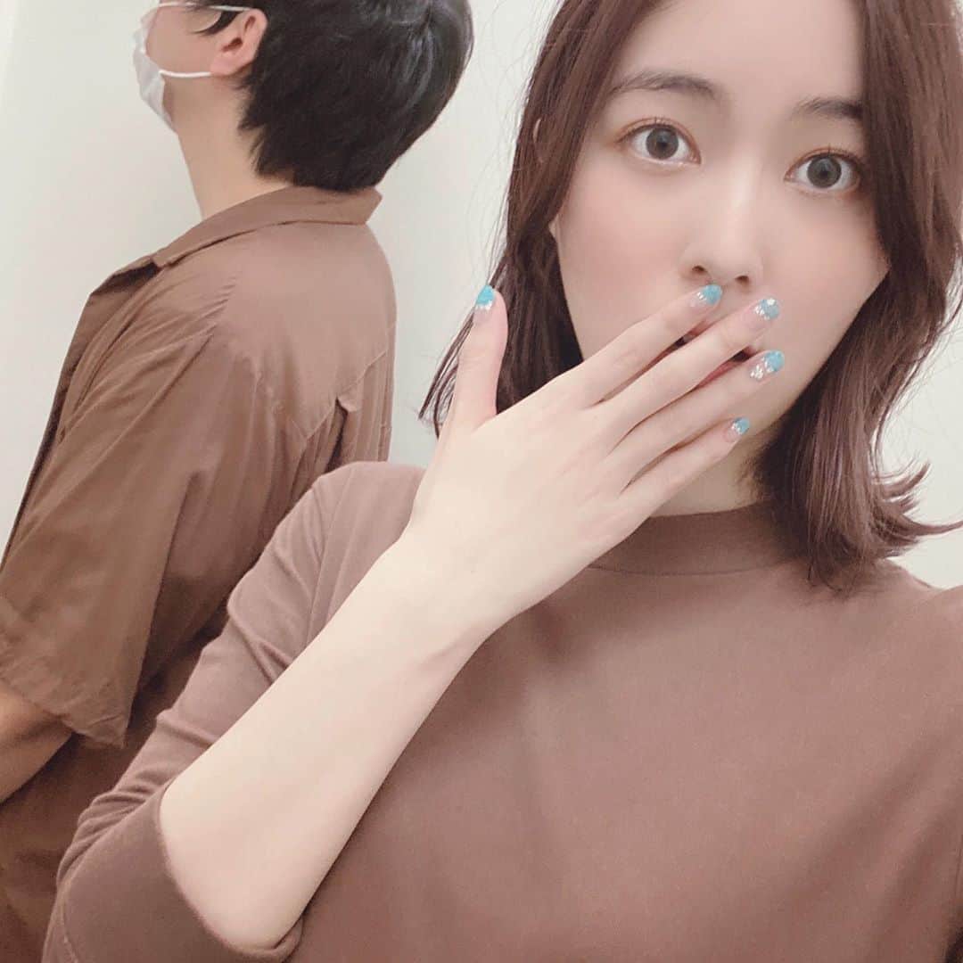 のインスタグラム：「いつかやってみたいペアルック😍  #偶然 #マネージャー #この色で被る！？ #びっくり  #ちょい気まずい  #brown  #manager  #summer #photooftheday  #ネイル  #nail  #instagood  #followｍe  #ootd」