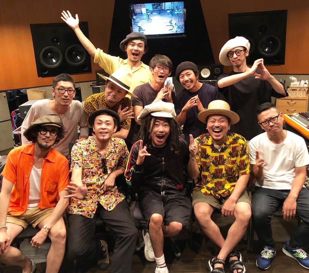 シーサーのインスタグラム：「・ ・ 先日のワクつくレコーディング。  とんねるず 木梨憲武さん（ノリ・マーリー）と!!!! DOBERMANの曲をノリさんが歌う!! ウレシイがすぎる夢のような時間でした◎  いつリリースなのか？！ リリースされるのか！？ ワクつく！ ピス！  #とんねるず #木梨憲武 さん #ノリマーリー #木梨の会 #木梨の貝  #スタジオ入ってきたときノリさん！て叫んだよね #ずっとテレビ見てるみたいだった #doberman_ska #ドーベルマン  #メンバー1人増えたか？！」