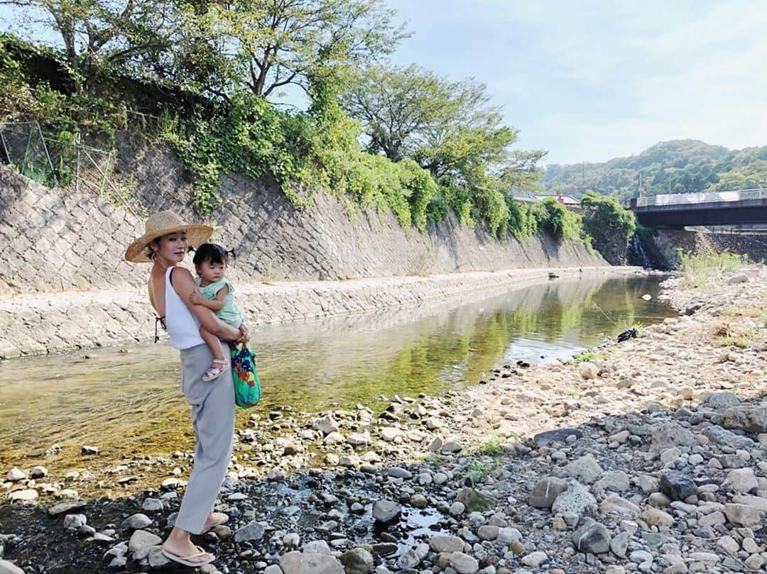 ジュジュのインスタグラム：「この夏🌞 . コロナから、密を避ける為よー川遊びしてる♫ . 川遊び🐠の面白さにすっかりハマるfamilyだが... . 目をつけていた写真の川は、石がごついのと石のヌメリが凄くて危なくて退散🏃‍♀️ . でも沢山過ぎる程の海老や魚が居て、入らない川遊びにはぴったりで 坊も興奮してたな♫ #今🦐はお家で飼ってるw . . 寒くなるまでまだまだ色んな川を 発掘したいなー🌿 . #2020 #夏」