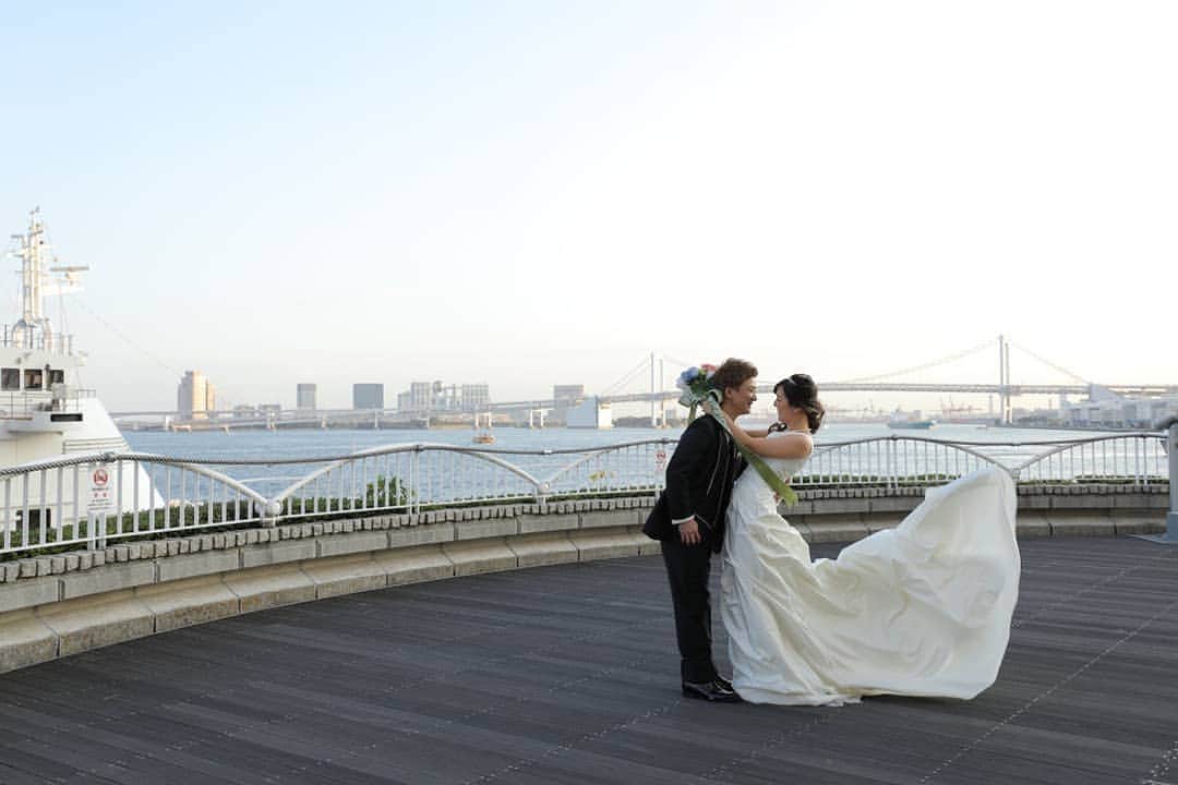 St.AQUA 東京の結婚式場 サンアクアチャペルのインスタグラム：「〜Bayside Photo〜  結婚式の当日に撮影する、 Bayside Photo  一面に広がる、開放的な海と青空。 穏やかな海に見守られ、映画のような1枚を。  #結婚式 #wedding #フォトウェディング #ベイサイド #bayside #ロケーションフォト #結婚式準備 #花嫁準備 #結婚式場探し #プレ花嫁 #日本中の花嫁さんと繋がりたい #おしゃれ花嫁 #ゼクシィ #2020年冬婚 #2021年春婚」