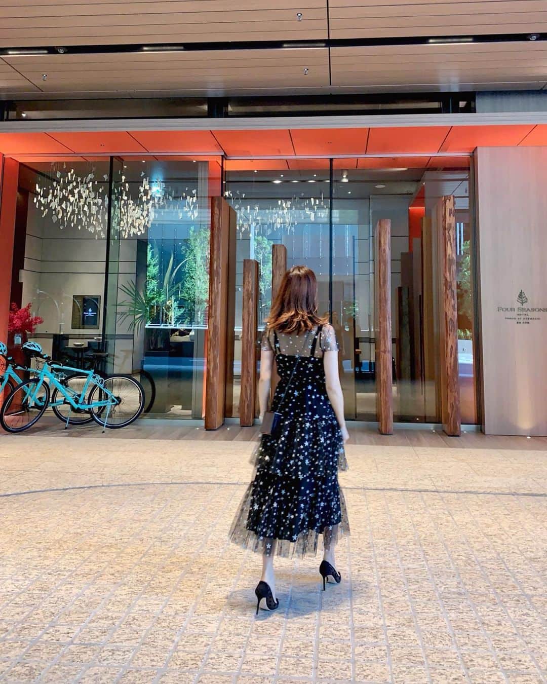 宮田綾子さんのインスタグラム写真 - (宮田綾子Instagram)「⁑ フォーシーズンズホテル東京大手町 @fsotemachi  Dine Around お食事会にお招きいただきました🥂 東京の新たなラグジュアリーホテルが2020年9月1日待ちに待ったオープンです✨  エントランスはオレンジに木目調、ビアンキの自転車があったりしてカジュアルな雰囲気なんだけど、39階ロビーに着くとそこは皇居を一望できるラグジュアリー空間 エレベーター降りた瞬間本当に感動的だよ🏙 和のテイストでいただくラウンジのアフタヌーンティーは日本茶でいただくの 美味しかった♪ 日没時刻に合わせて毎日音楽と舞が楽しめます、素敵  ラウンジ、イタリアン、フレンチ、BARで写真ものすごくたくさん撮ったよ、笑 何投稿にも分けて載せるから見てね♪   ドレスとバッグはいつもお世話になっているアンドユーさんでお借りしました⭐︎ 星が散りばめられていてめっちゃ可愛い @andyoudressingroom   ___________________★ ___________________﻿﻿﻿﻿ インスタコンサルティング 受付中 詳細は @ayako__miyata  プロフィールURLよりご覧ください﻿﻿﻿﻿ ___________________★ __________________   #ハイヒールLOVERS #宮田綾子 #fourseasons #fourseasonshoteltokyootemachi #fourseasonshotel #フォーシーズンズホテル東京大手町 #フォーシーズンズ #レセプションパーティー #ラグジュアリーホテル #luxuryhotel #5つ星ホテル #五つ星ホテル #ホテルラウンジ #アフタヌーンティー #afternoontea #jimmychoo」8月22日 12時41分 - ayako__miyata