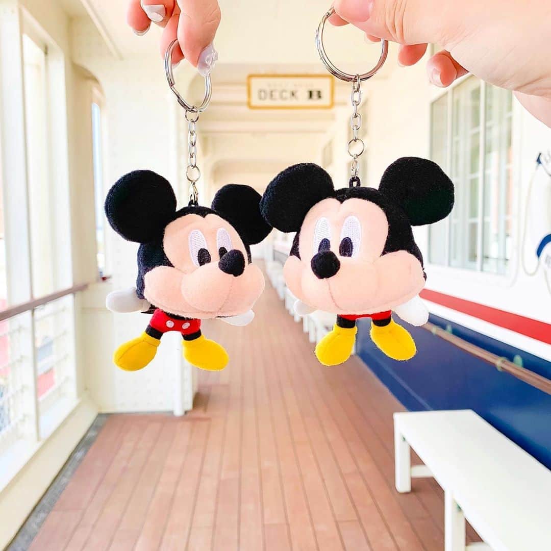 Kanaのインスタグラム：「ㅤ ㅤ 𝐌𝐢𝐜𝐤𝐞𝐲 𝐤𝐞𝐲𝐜𝐡𝐚𝐢𝐧🐭❣️ ㅤ ㅤ ㅤ ㅤㅤㅤㅤ 1つ前の投稿の オルくん×ミッキーファンキャが 好評で嬉しい🐢💓 ㅤ ㅤㅤㅤㅤ このキーチェーンかわいすぎて いろんなのに被せたくなる🥺💭💓 ㅤ ㅤㅤㅤㅤ ㅤ ㅤ ㅤ ㅤ ㅤ #kana_disney ㅤㅤ ㅤㅤ #東京ディズニーリゾート #東京ディズニーシー #ディズニーシー #ssコロンビア号 #ミッキー #ファンキャップ #tokyodisneyresort #tdr #tokyodisneysea #tds #mickeymouse #sscolumbia #disneygoods」
