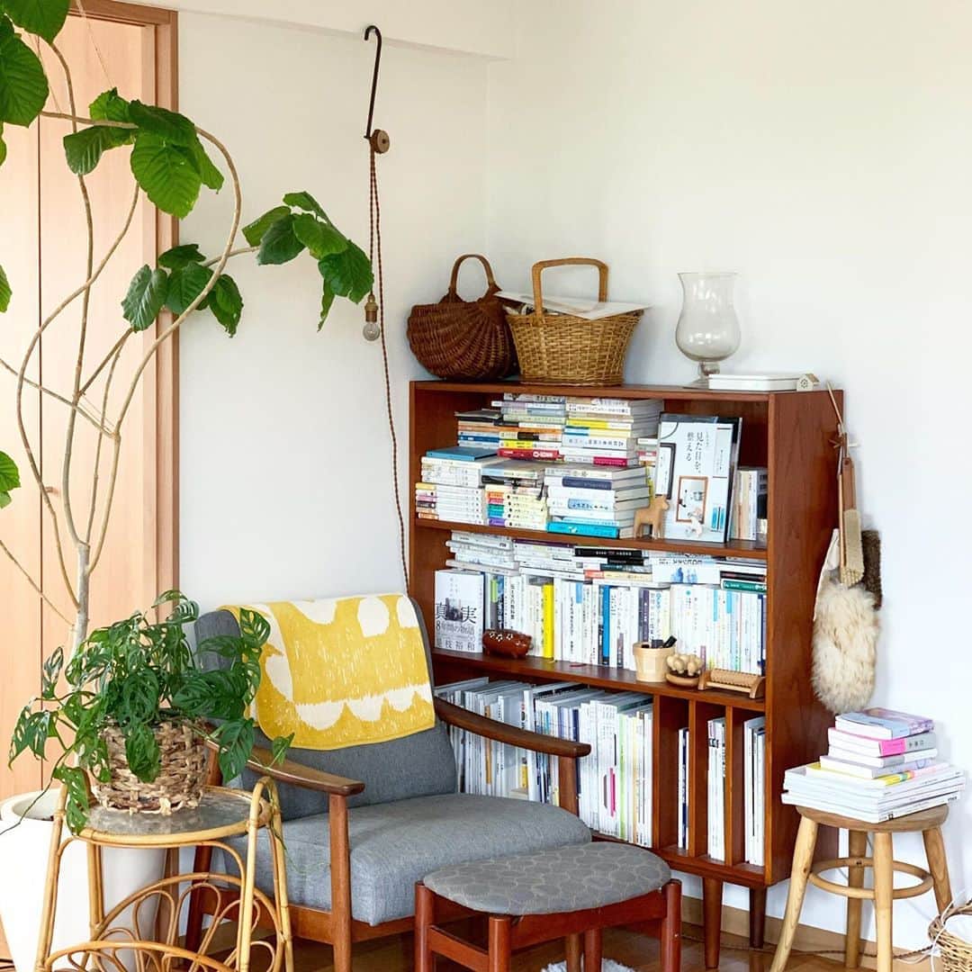 佐藤友子さんのインスタグラム写真 - (佐藤友子Instagram)「そろそろ本棚の中身を整理するか、もうひとつ隣に並べて成立する本棚を買い足すか。  この場所をもっともっと図書コーナーっぽく変化させていきたいなぁ😌」8月22日 12時44分 - tomokosato_hokuohkurashi