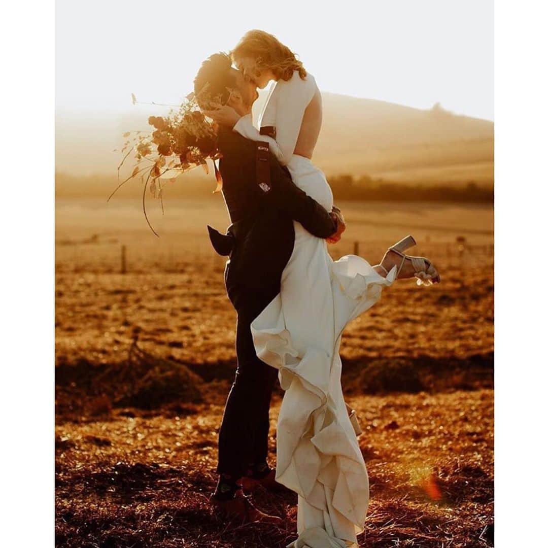ウェディングソムリエ編集部のインスタグラム：「． スタッフの @haru_jadore です🕊 @weddingphotoinspiration さんのフォトをリポスト。 ． ． ． トレーンの長さを生かした優美な抱っこショット。 ． ． 自然溢れる夕陽をバックに、優しい光の中でも伝わるディティールの美しさや、洗練されたドレスの魅力。 ． ． ． 普段はなかなか撮れない、ドラマティッな1枚も残したいですね☺️ ． ． ． ୨୧┈┈┈┈┈┈┈┈┈┈┈┈┈┈┈୨୧  ☆NEWS☆ ウェディングソムリエから新サービス「FUSE(ヒューズ) 」が誕生！  魅力的な男女だけが参加できる紹介制コミュニティ。 FUSEのメンバーは紹介のある方と審査を通過した限られた人たちだけ。 洗練された大人が集う上質なコミュニティです @fuse_japan ┈┈┈┈┈┈┈┈┈┈┈┈┈┈┈  *:.,.:*:.,.:*:.,.:*:.,.:*:.,.:*:.,.:*:.,.:*:.,.:*:.,.:*:.,.:*:.,.:* .﻿ ﻿ サイトは[ウェディングソムリエ ]で検索﻿ 🔎http://www.jadorewedding.com﻿ プロフィール欄の🔗Linkからもとべます。 ﻿ ﻿ ウェディングソムリエは、﻿ 人生でその時しかできない﻿ 特別な体験を提供するメディアです♡﻿ ﻿ *:.,.:*:.,.:*:.,.:*:.,.:*:.,.:*:.,.:*:.,.:*:.,.:*:.,.:*:.,.:*:.,.:*:.,.﻿ ﻿ #ウェディングソムリエ #花嫁 #プレ花嫁   #ウェディングソムリエアンバサダー  #ウェディングドレス #ウェディングレポ ﻿ #ウェディングドレス試着 #ドレス迷子」