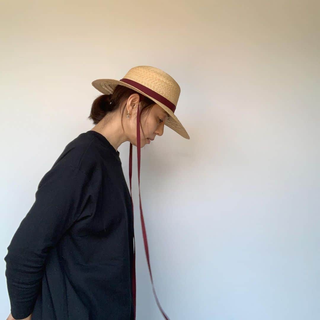 石田ゆり子さんのインスタグラム写真 - (石田ゆり子Instagram)「日差しがあまりにも強い。 先日オーダーしていた ストローハットが 出来上がってきました！ リボンの色は自分で選びました☺️ うーん、なんかすごく 可愛いなこれ！ リボンの威力かしら。」8月22日 12時57分 - yuriyuri1003
