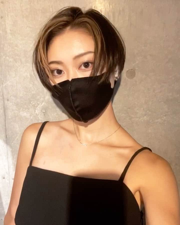 浅野琳のインスタグラム：「... 私の髪の毛はいつ伸びるんでしょうか(笑) 整え序でに、いや、バッサリカット序でに、 フェイスフレーミングカラー 私の髪の毛は毎度一星氏、いつも有難う  #浅野琳 #faceframing #フェイスフレーミングハイライト #shorthair #center #highlight #ginza #着物 #きもの #kimono #和装 #侘び寂び #わびさび #japan #japanculture #浮世絵 #ukiyoe #和彫 #古き良き #artistsoninstagram  #art」