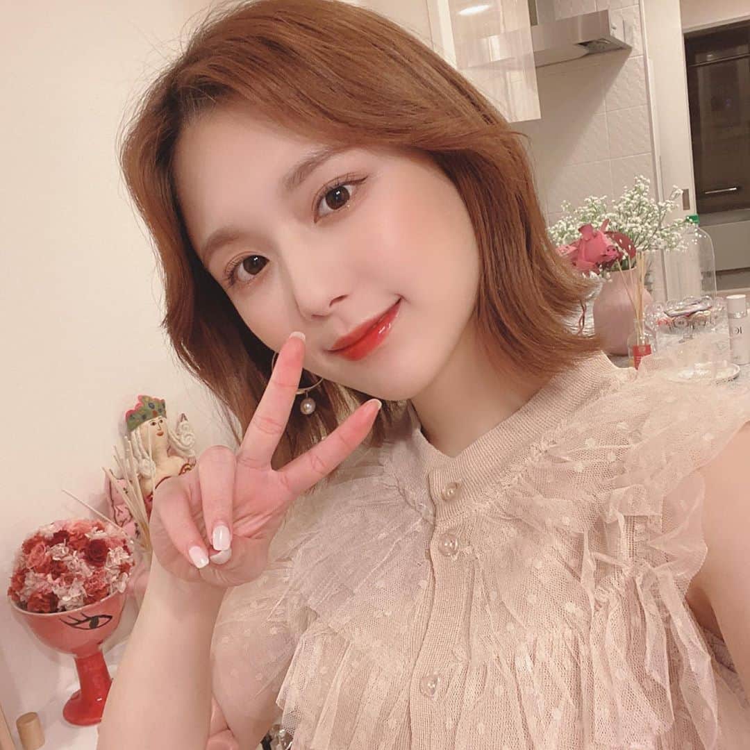 ひよんのインスタグラム：「🍃🧡  ♡お知らせ♡ このたびイニスフリーさんとコラボインスタライブをさせて頂くことが決まったよ🥰💓 ライブでは新作スキンケアから コスメまで色々お話しする予定です❤️ みんな是非遊びに来てね😻✨  あと、 innisfreeの商品で知りたいこととか、 ひよんへの質問があったら事前にここにコメントを書いてくれると嬉しいな😳❤️ 当日ピックアップして質問返しもするよ✨ ㅤㅤㅤㅤㅤㅤㅤㅤㅤㅤㅤㅤㅤ ●ライブ情報 「Feeyong×innisfree」Instagram LIVE 👉2020.8.24(Mon)19:00 start  ＠cchan_fee4/ ＠innisfreejapan アカウントにて同時配信 イニスフリーの新商品をいち早くレビュー★ SUPERFOOD BLUEBERRY BALNACING  #innisfreejapan #innisfree #pr #スキンケア #コスメ #イニスフリー #スーパーフード #ブルーベリーライン #シンプルケア #ひよん」