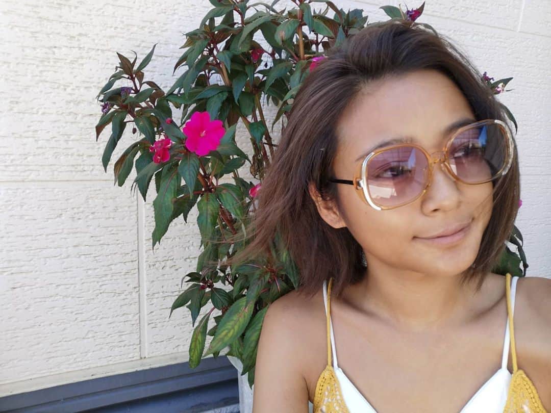 脇田恵子のインスタグラム：「どこかのメガネ屋さんで買ったサングラス👓 風じゃなくてリアルヴィンテージ🥺 つけてみたらかなり渋くて😂👌笑った  セカンドハンドってサスティナブルで好き。 ブログも更新してるので見てねー。 インスタもいいんだけど言葉が多すぎてまとめられない私には結構フィード投稿ってハードル高い🥺」