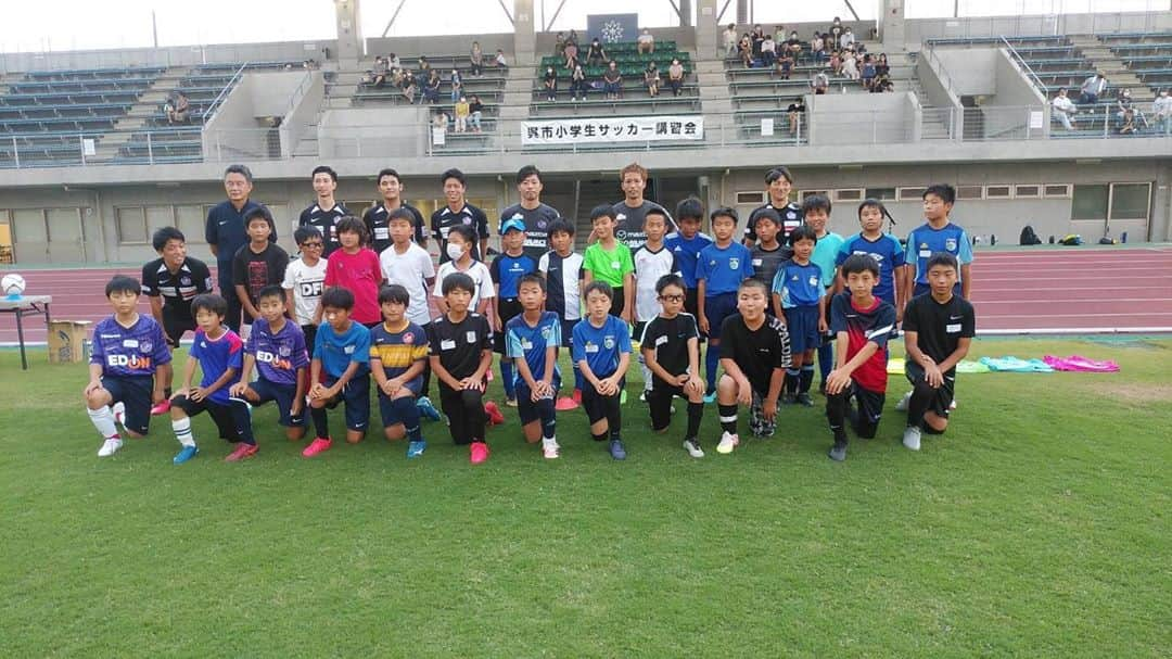 森崎浩司さんのインスタグラム写真 - (森崎浩司Instagram)「呉市の郷原でサッカー教室⚽️⚽️  みんな元気に参加してくれました😊  #呉市 #呉サッカー協会 #sanfrecce #サッカー教室 #楽しい時間はあっという間  #楽しい時間をありがとう  #スクールコーチ #森崎和幸#森崎浩司」8月22日 13時07分 - koji.morisaki77