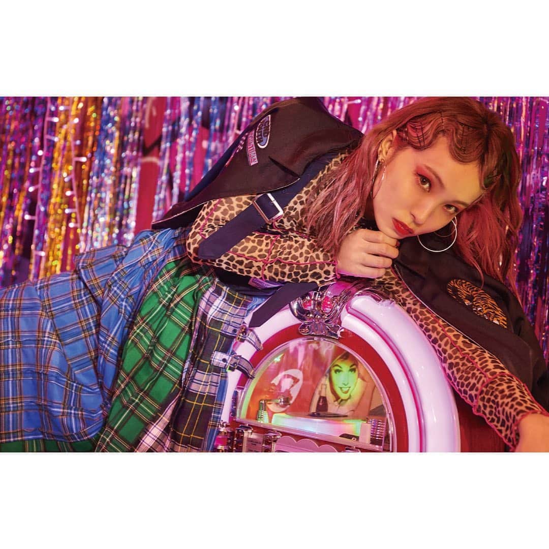 のインスタグラム：「. 🖤LiSA×Candy Stripper🖤﻿ ﻿ ————————————————————————﻿ ・CND YOUTH JACKET (LADYS)﻿ ¥26,000(in tax) ﻿ ﻿ ・CND YOUTH JACKET (MENS)﻿ ¥27,000(in tax) ﻿ ﻿ color: BLACK﻿ ﻿ ヴィンテージ感のあるクラシックなトラやロゴのグラフィックがインパクトのあるブルゾン。﻿ 肉厚なサテン素材で、裏地付き。﻿ 軽い羽織りものとして、オールシーズン着まわしのきくアイテム。﻿ ————————————————————————﻿ ﻿ コラボレーションアイテムは﻿ プロフィール欄のURLからご覧頂けます💓﻿ ﻿ #lisa﻿ #candystripper﻿ #candystore﻿」